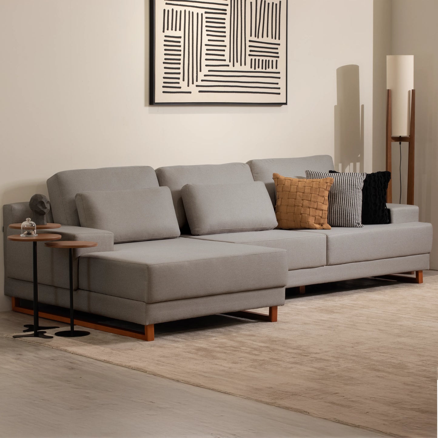 Sofá 6 Lugares com Chaise Lado Esquerdo Mônaco 300 cm - Linho Texturizado Cinza c/ Natural