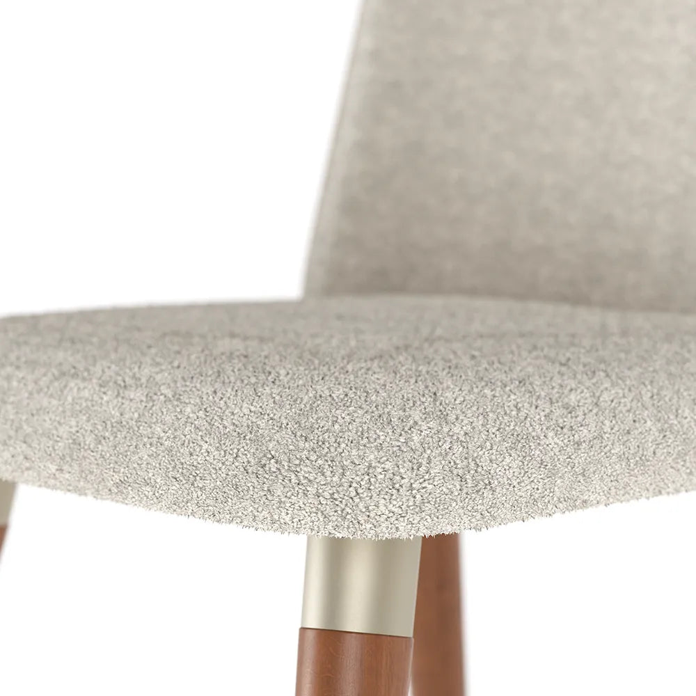 Conjunto de 2 Cadeiras de Madeira Maciça Estofada Dakota - Natural c/ Bouclé Cru e PU Off White - Champanhe