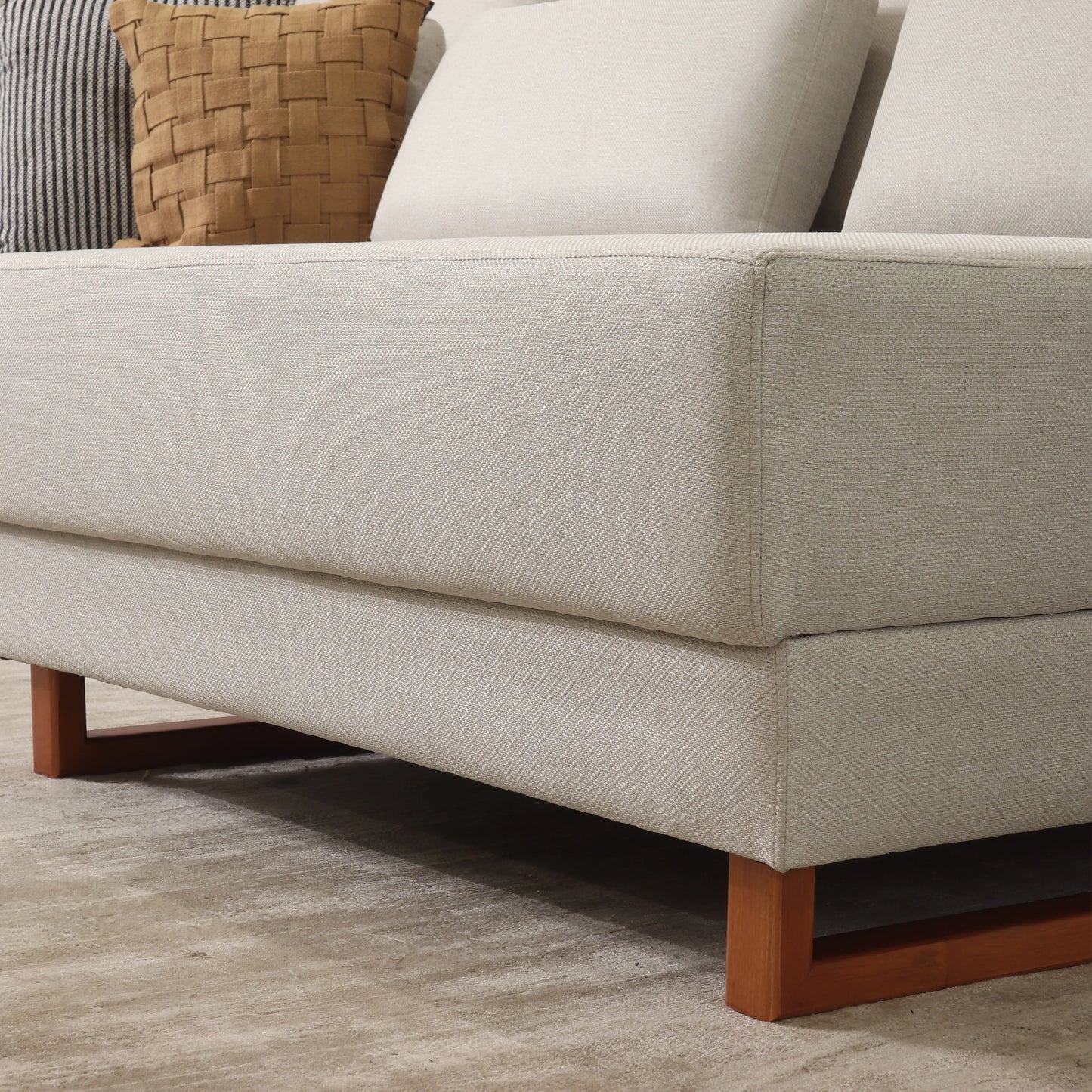 Sofá 6 Lugares com Chaise Lado Direito Mônaco 300 cm - Linho Texturizado Bege c/ Natural