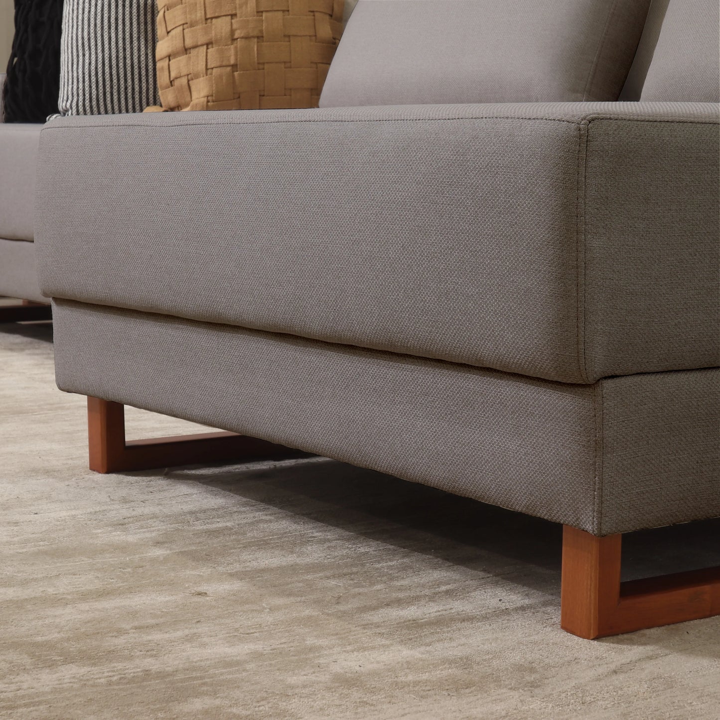 Sofá 6 Lugares com Chaise Lado Esquerdo Mônaco 300 cm - Linho Texturizado Cinza c/ Natural