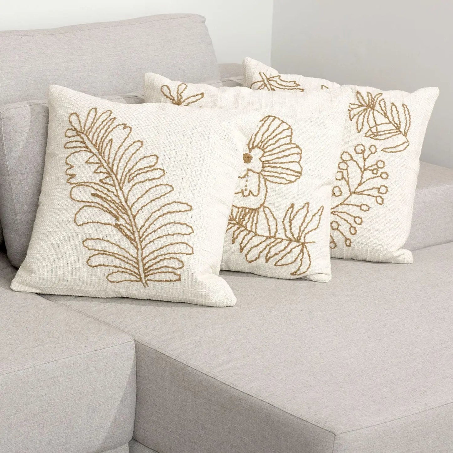 Almofada Florear 45 x 45 cm - Cru c/ Flor Caramelo